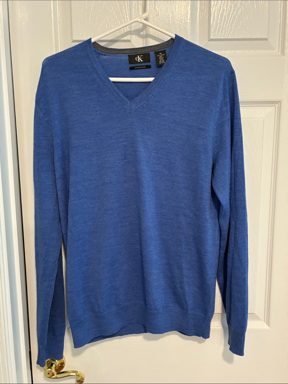100% Merino Wool Blue V-Neck Sweater Fine knit Size Medium Calvin Klein